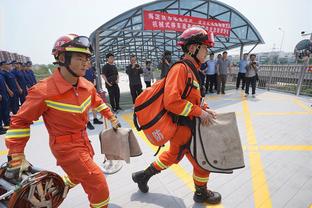 略铁但积极拼抢！爱德华兹17中6得到16分13板5助